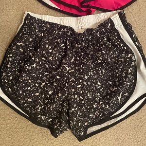 Nike Women’s dry tempo shorts size M